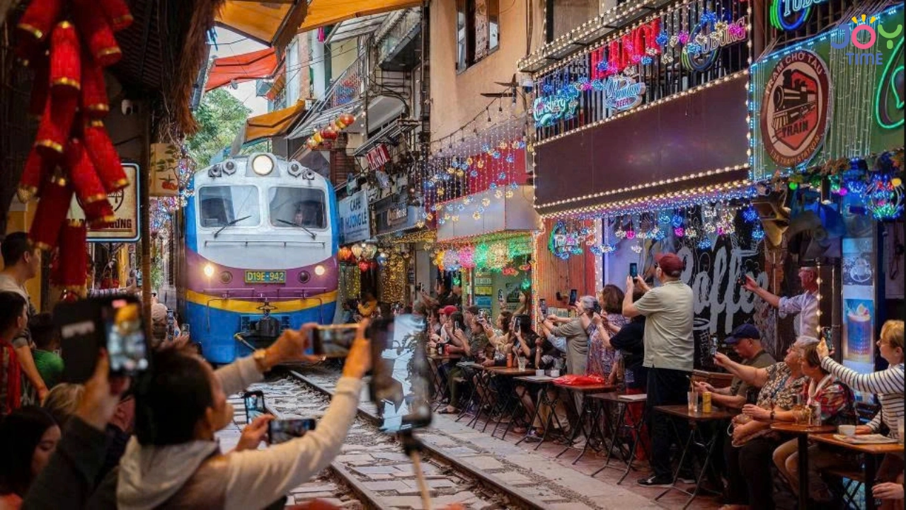 Hanoi Train Street Experience Tour (Short & Thrilling – 1.5–2 hours)