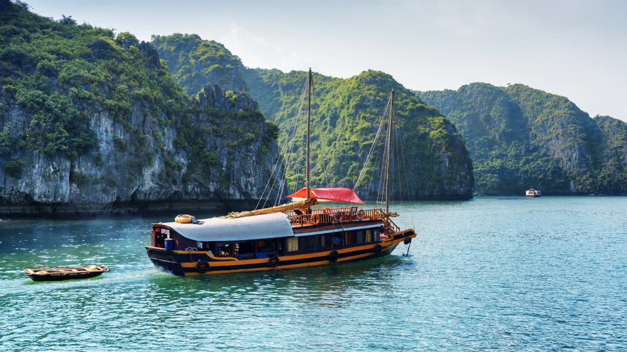Quick Comparison: Tailor Your Hanoi to Halong Bay Tour (2026 Estimates)
