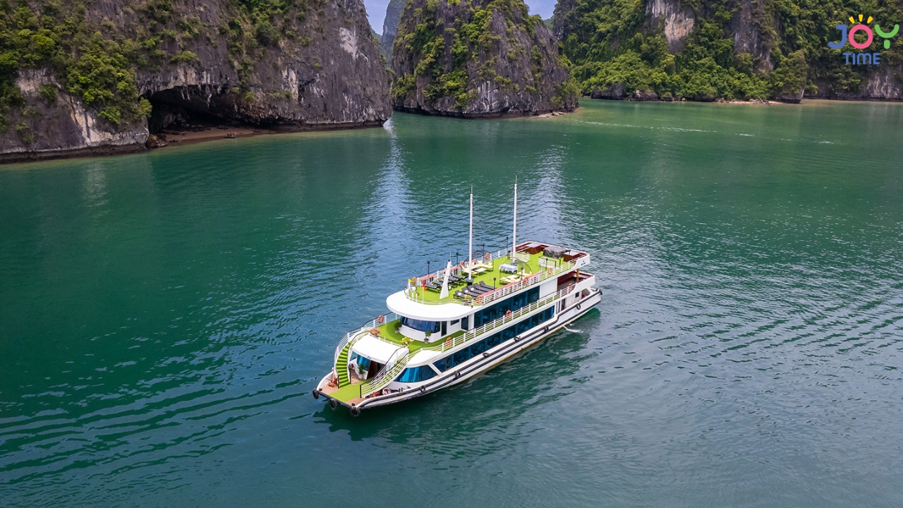Discover Ha Long Bay with the 5 Arcady Cruise 