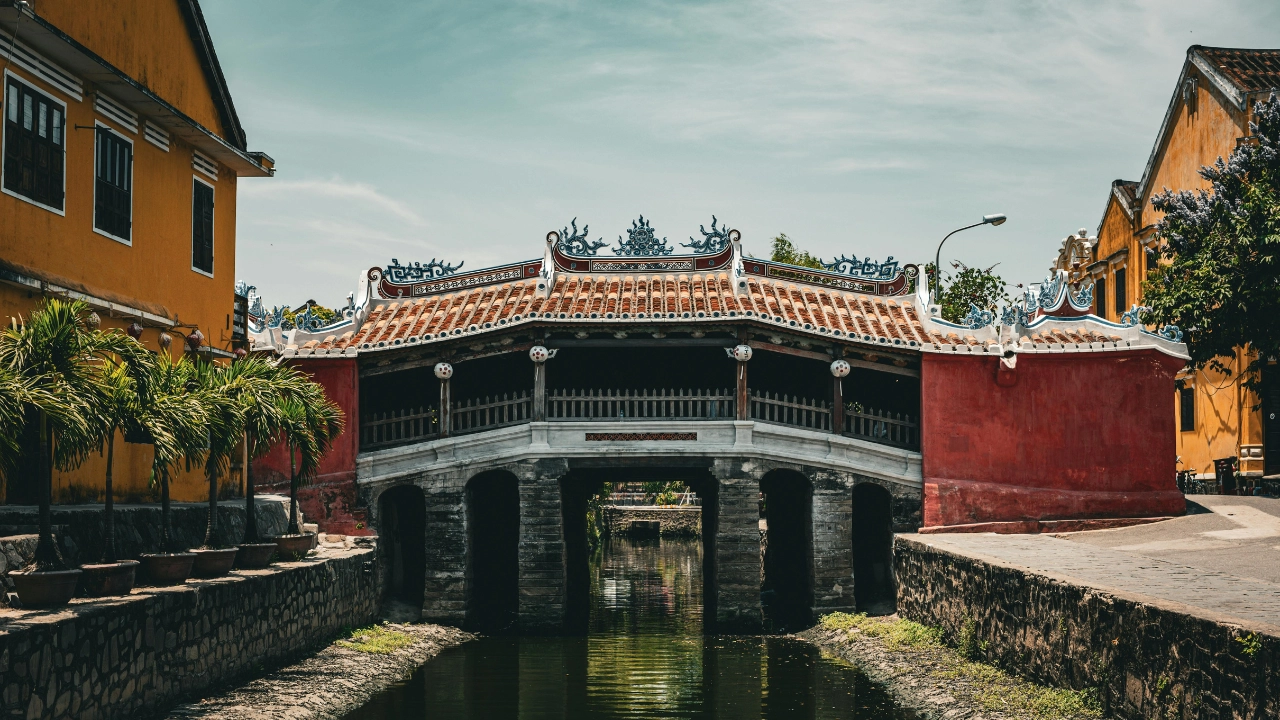 Japanese Covered Bridge (Chùa Cầu)