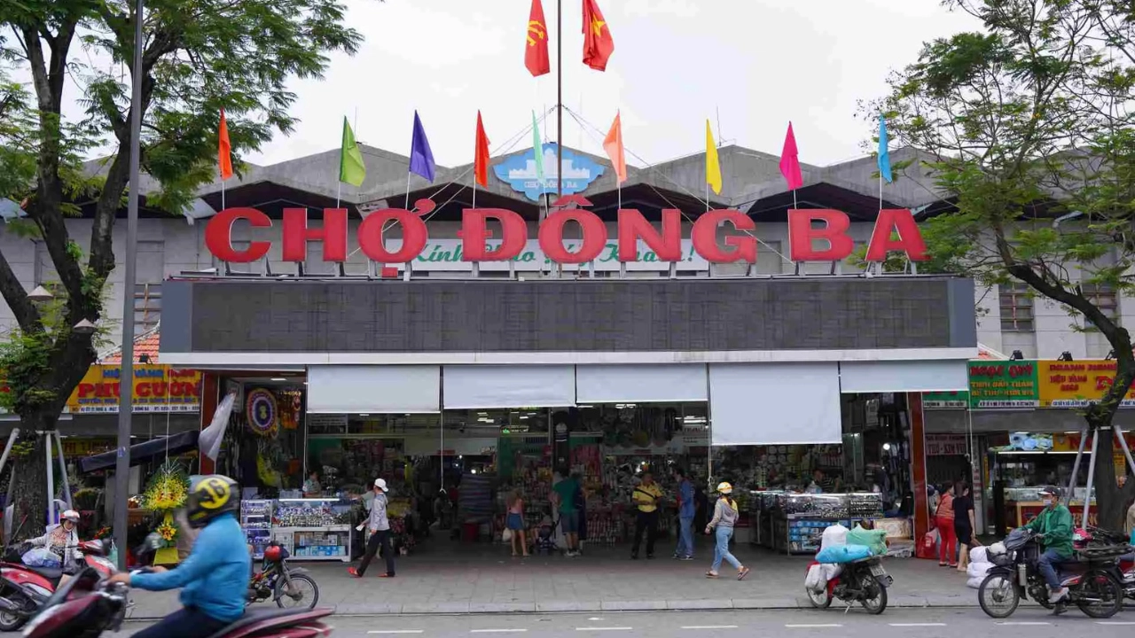 Dong Ba Market: A Sensory Overload