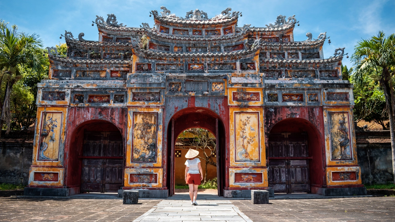 What is a free walking tour?