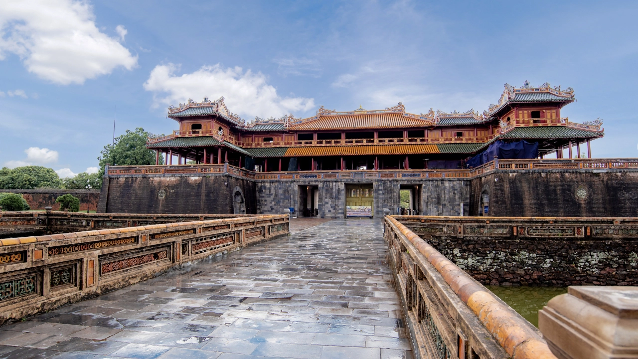 Why is Hue perfect for a walking tour?