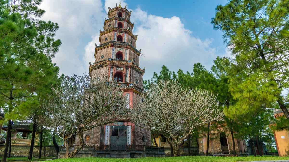 Visit Thien Mu Pagoda