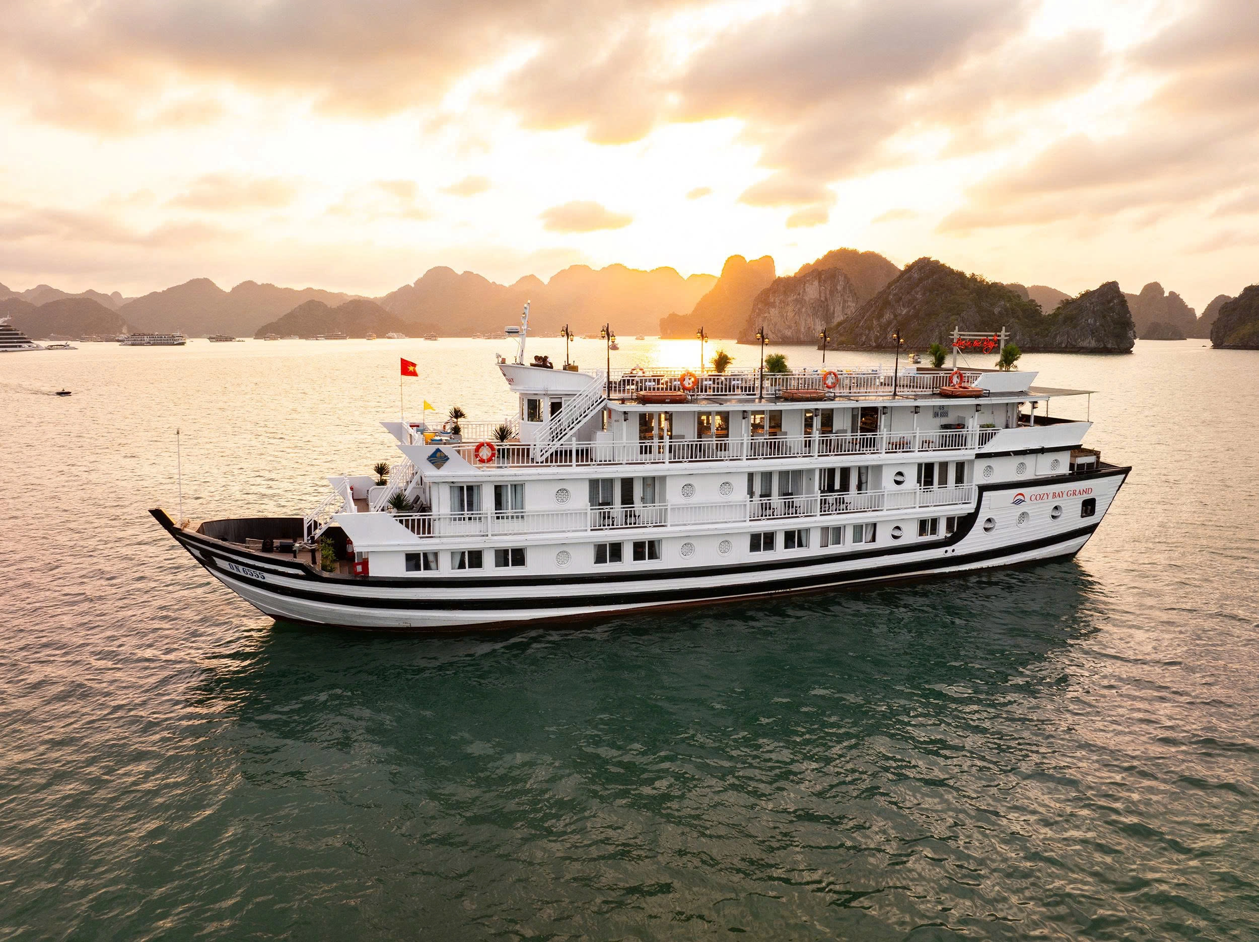 2D1N Tour | Cozy Bay Grand Cruise (17 Cabins) with Barbecue Dinner Party