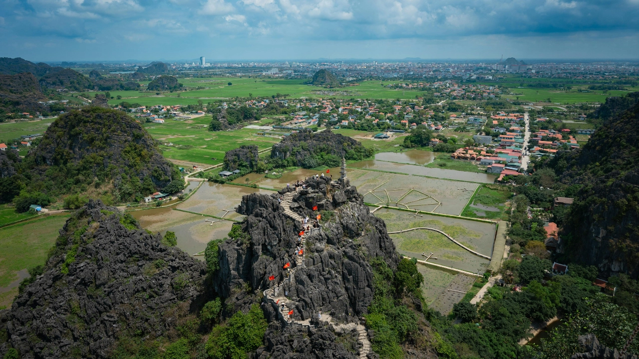 Explore Hoa Lu Ancient Town (Pho Co Hoa Lu)