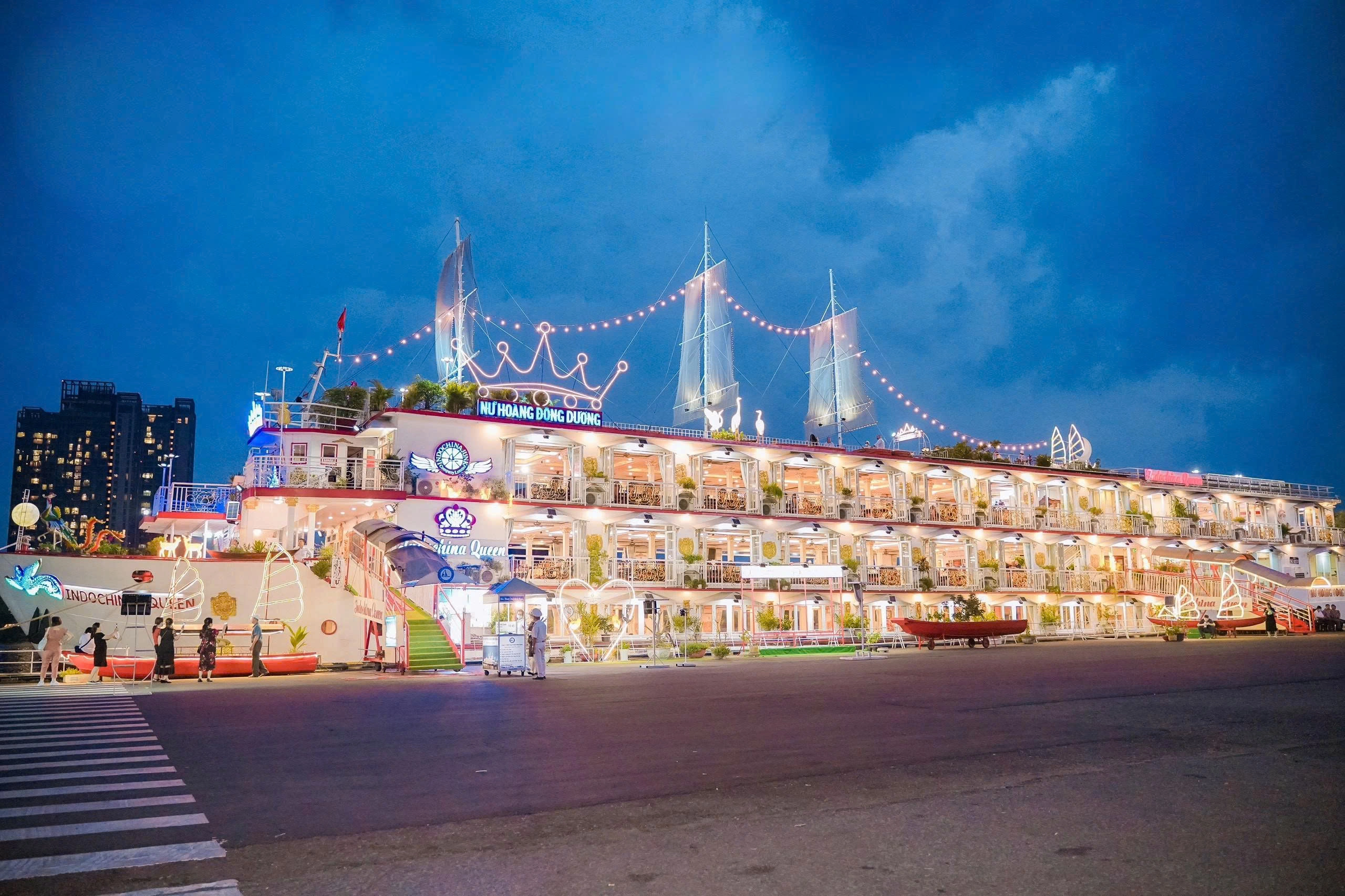 Savor the Night: Indochina Queen Dinner & Saigon River Cruise