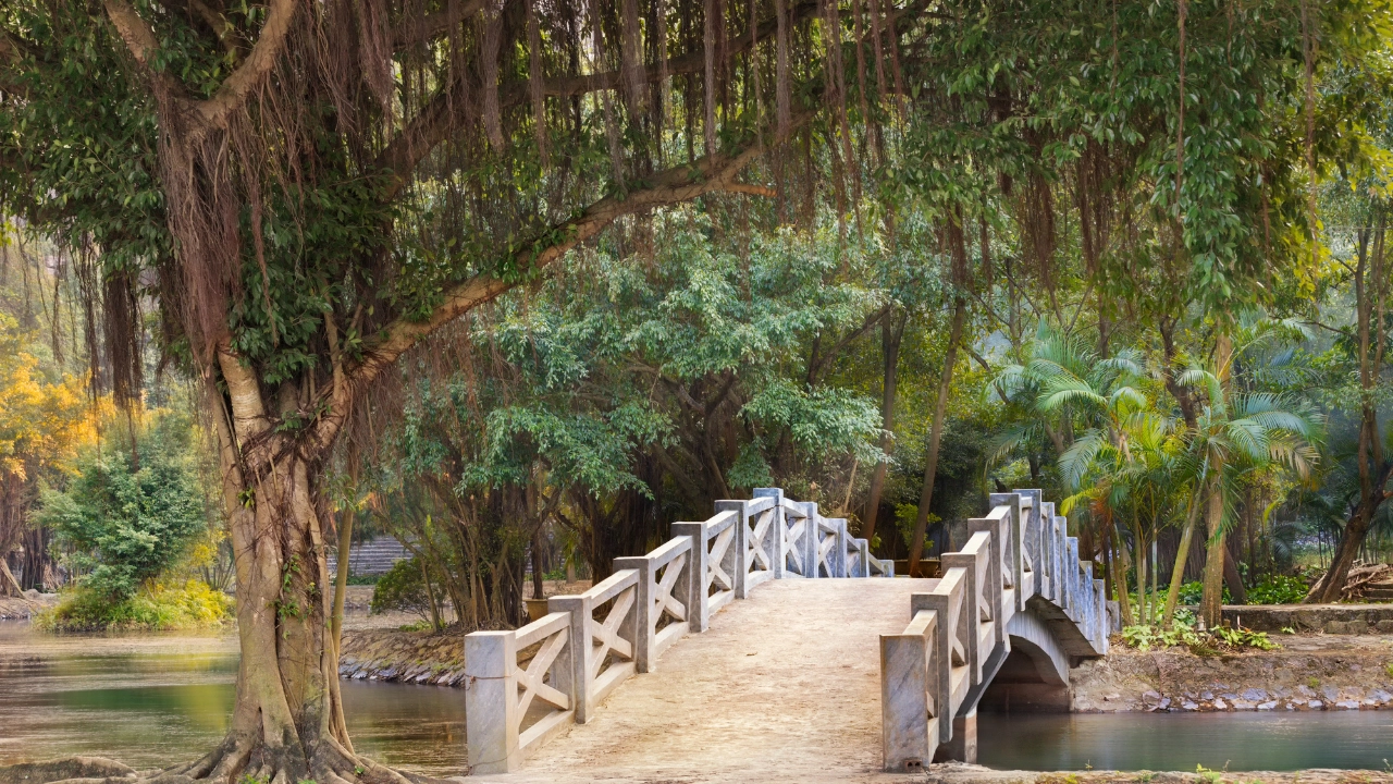 Is Ninh Binh worth visiting for first-time travelers?