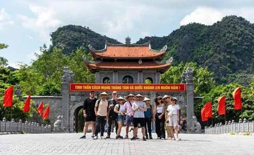 2D1N Tour | Discover Ninh Binh Ancient Capital - Ha Long 5-Star: Hoa Lu - Tam Coc (or Trang An) - Mua Cave - Ha Long 5-Star Day Cruise