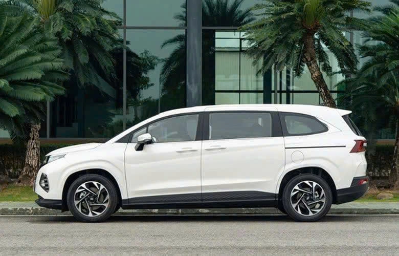 Premium Hyundai Custin Limousine Round-Trip from Hue to Hoi An/Danang (and vice versa)