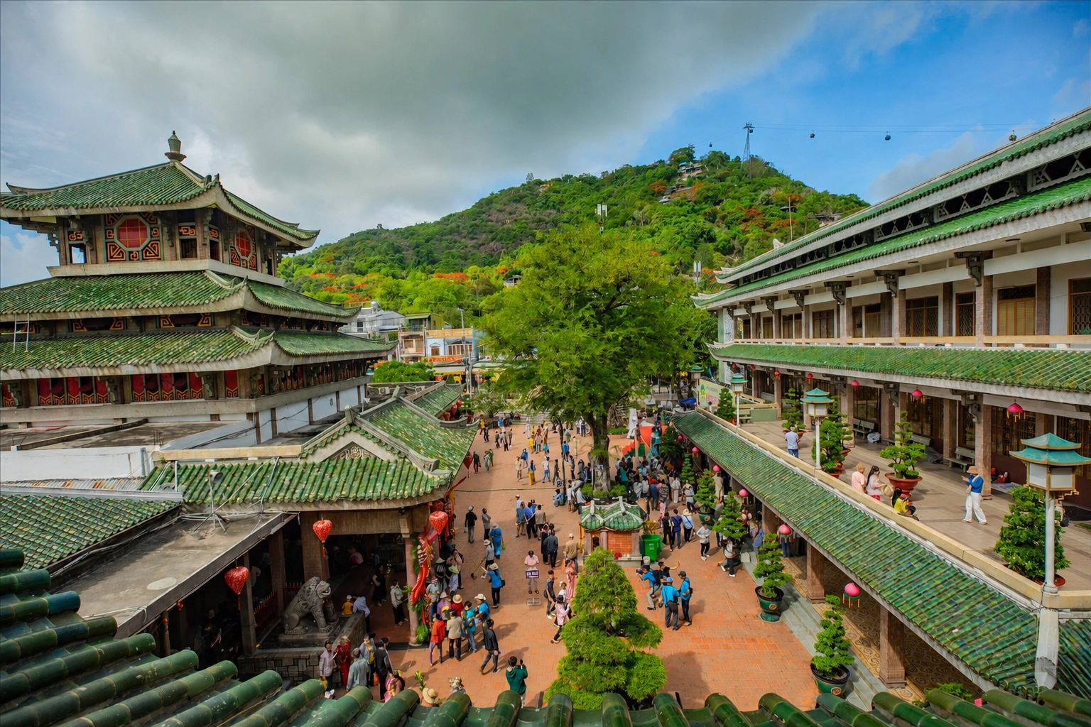 Private Car Service: Ho Chi Minh City to Sam Mountain/Chau Doc (Round-trip)