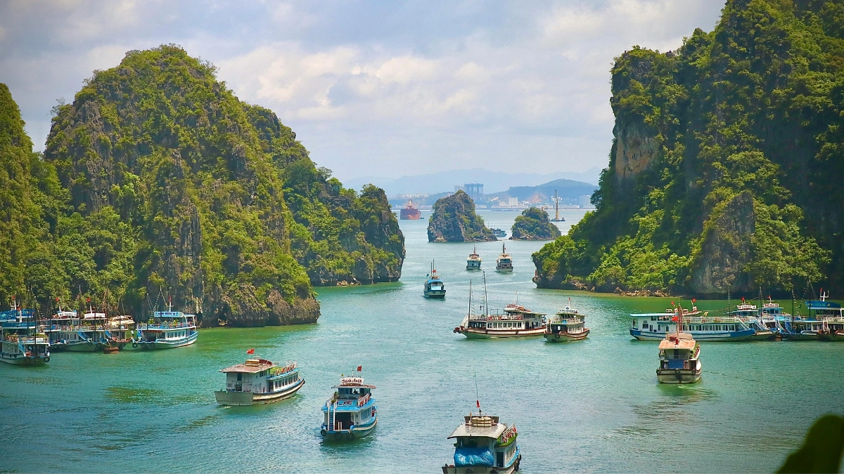 What Is Included in a Tour Hai Phong Ha Long?