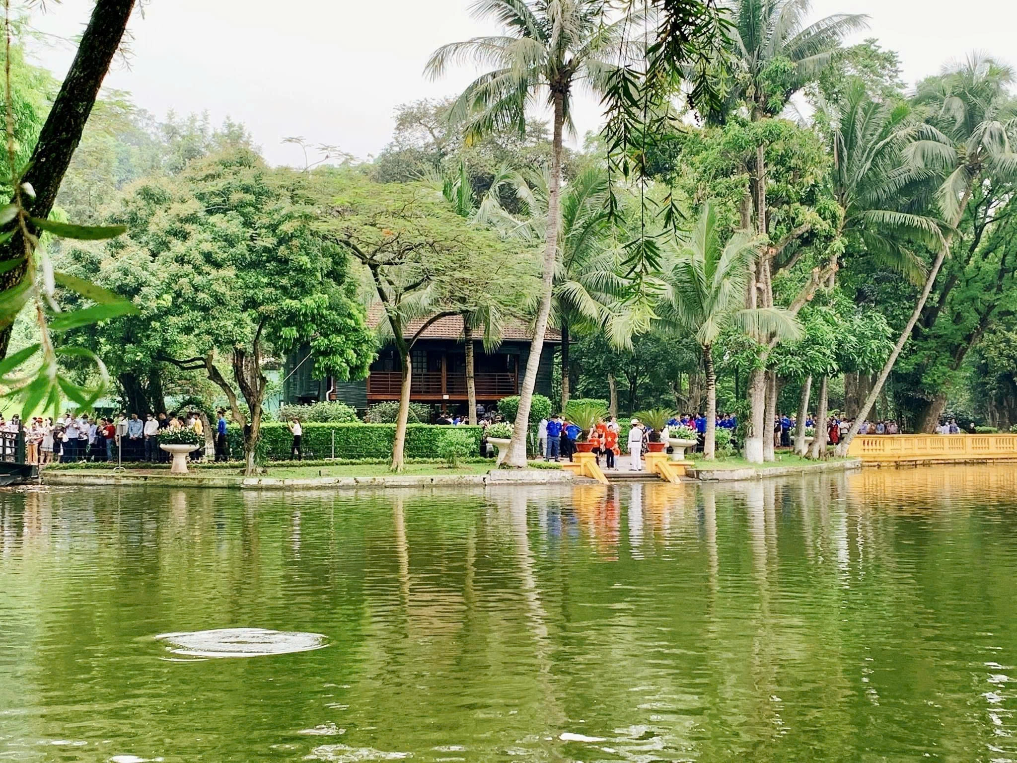 Day tour | Hanoi's Cultural Heritage and Classic Tradition Discovery Half day Tour (Ho Chi Minh Mausoleum and Temple of Literature)