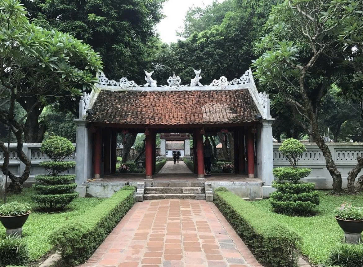 Day tour | Hanoi's Cultural Heritage and Classic Tradition Discovery Half day Tour (Ho Chi Minh Mausoleum and Temple of Literature)