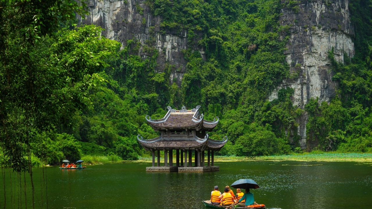 Navigating the "Halong Bay on land": The magic of Ninh Binh boat tours