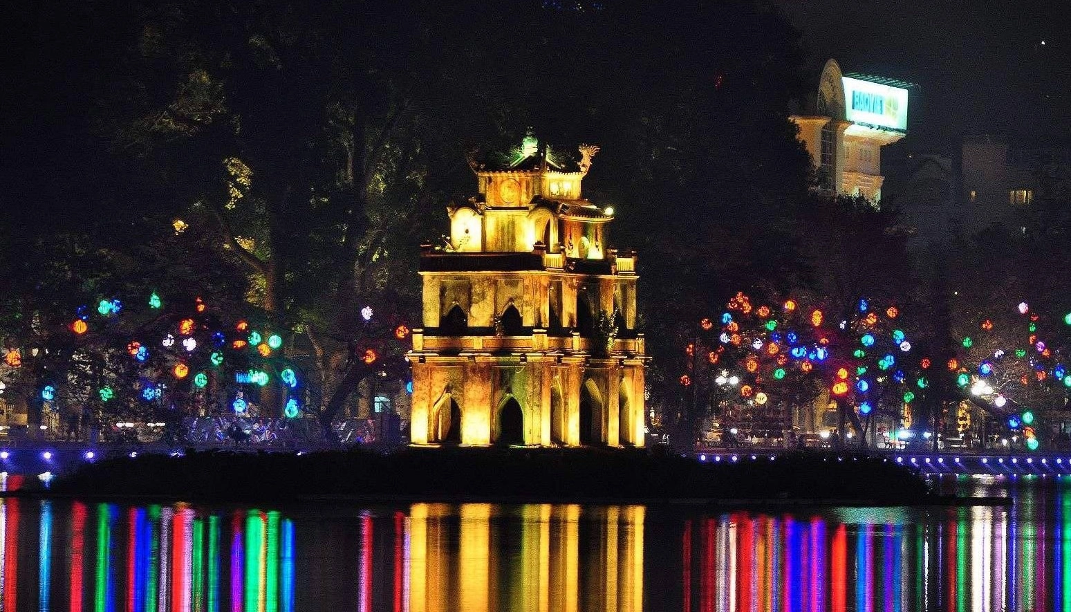 Hanoi Old Town Night Market & Terraço Sky Bar Half-day Bar Hopping Tour