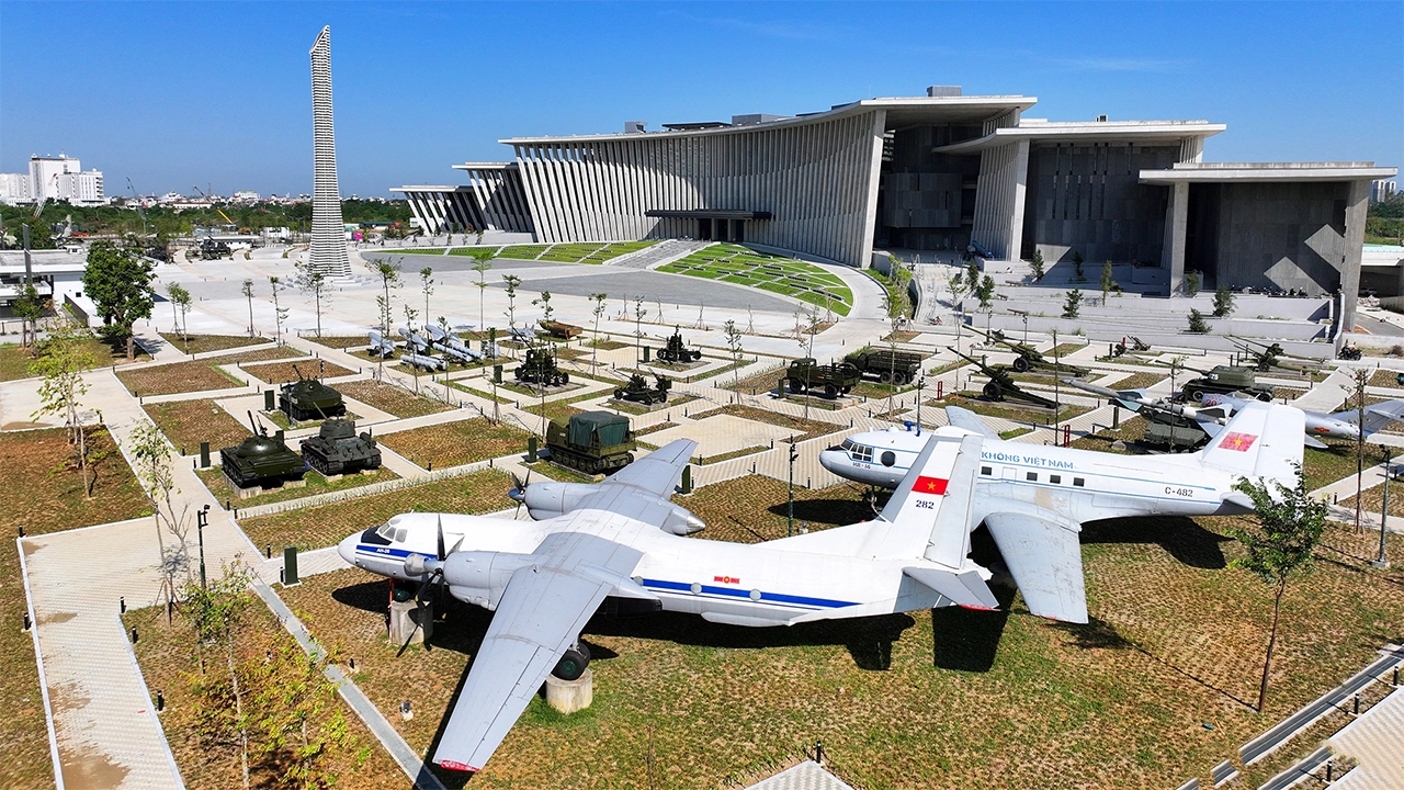 Hanoi's Cultural Heritage and Historic Discovery Half day Tour (Ho Chi Minh Mausoleum and Vietnam Military Museum) 