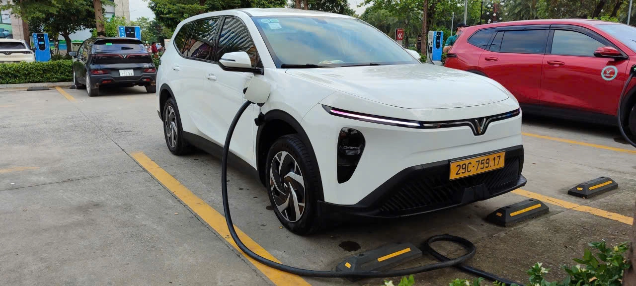 Eco-Friendly Electric Car Airport Transfer Service in Hanoi