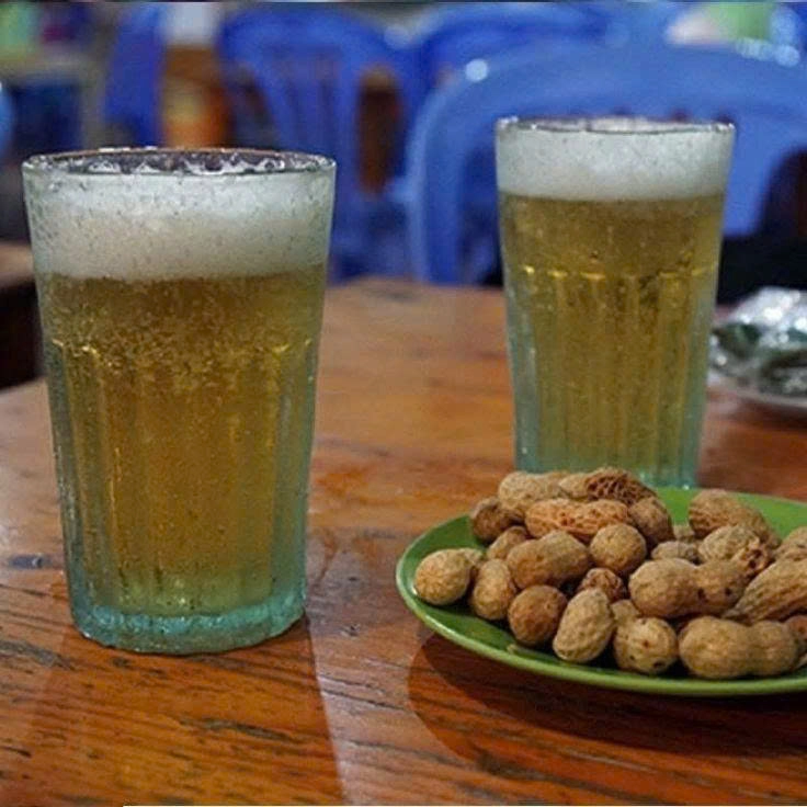 Hanoi Local Fresh Beer and Culinary tour with Train Street visit 