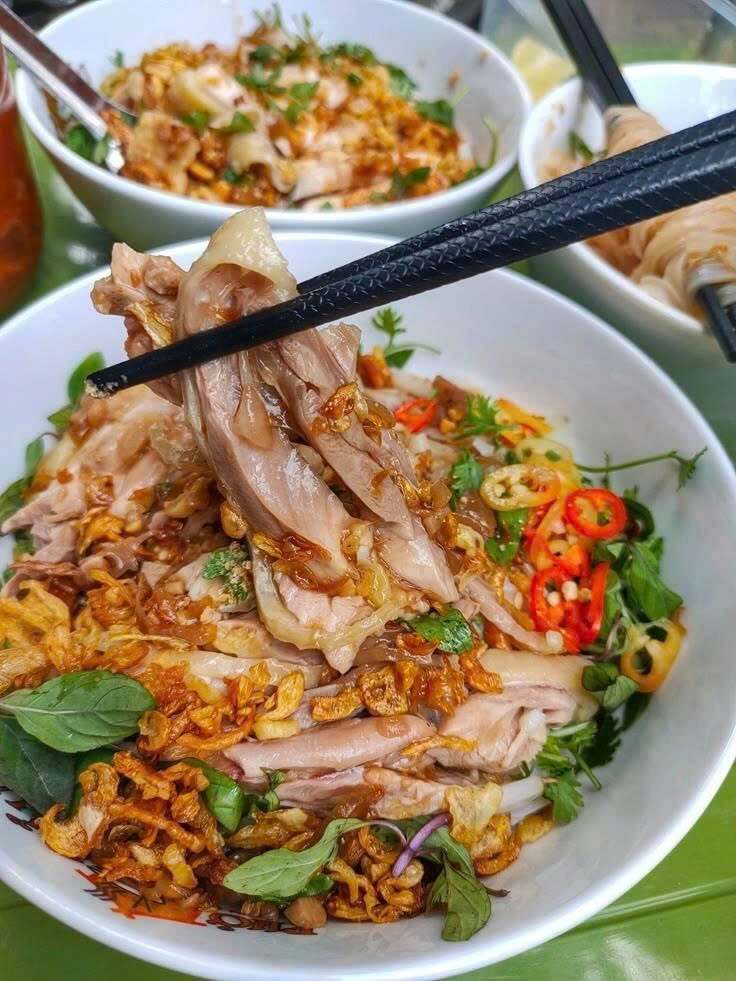 Hanoi Local Fresh Beer and Culinary tour with Train Street visit 