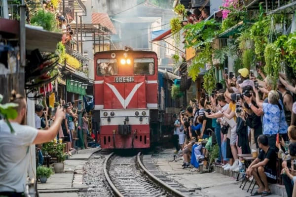 Hanoi Street Food, Train Street & Backstreet Jeep Tour by Night