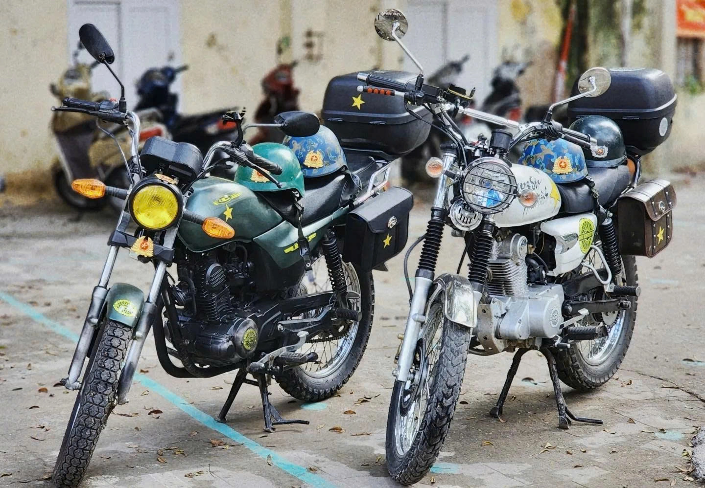 Hanoi Street Food, Train Street & Backstreet Vintage Motorbike Tour by Night