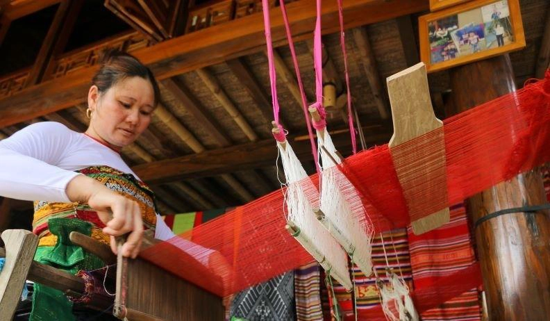 Pu Luong Half-Day with Rice Fields, Ethnic Weaving, & Biking