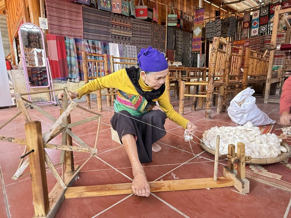 Pu Luong Half-Day with Rice Fields, Ethnic Weaving, & Biking