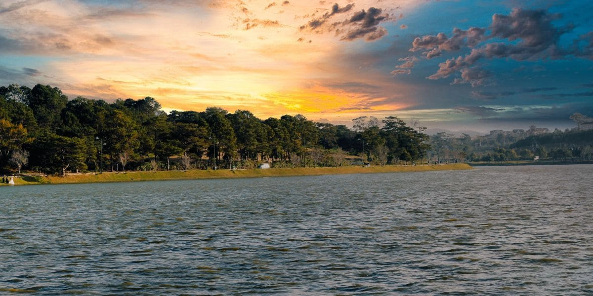 Xuan Huong Lake is where you can feel the rhythm of the city center