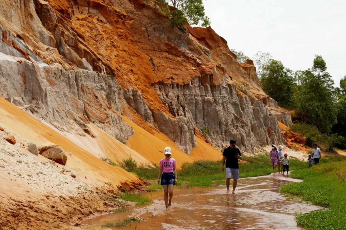 Walk Through Fairy Stream Mui Ne - Source: Bao Anh Viet Nam
