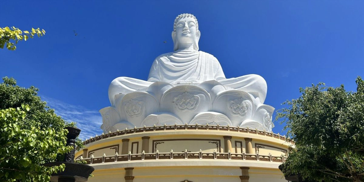 Ong Nui Pagoda impresses with its giant Buddha statue