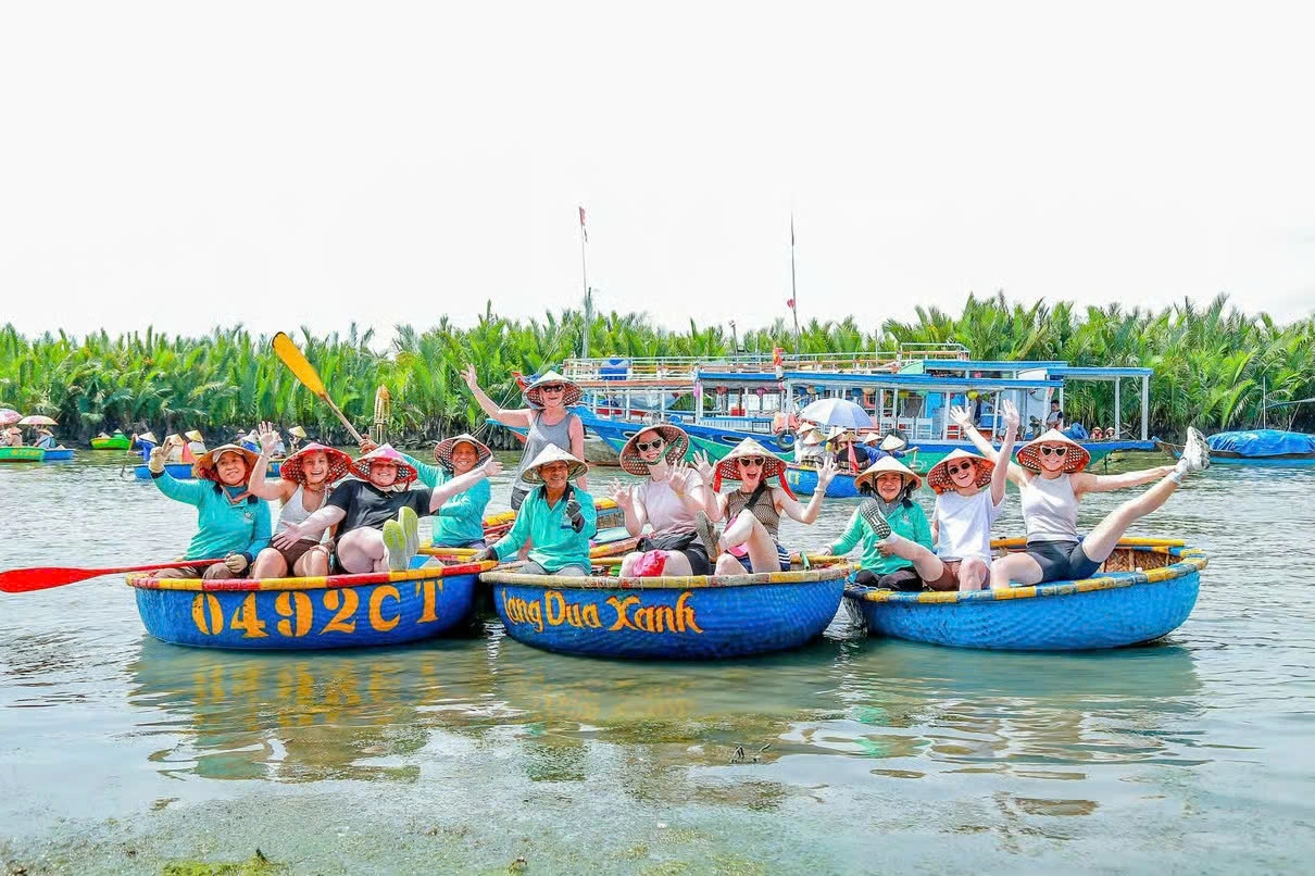 Day Tour | Coconut Basket boat, Hoi an by night with boat ride and night market - small group from Danang 