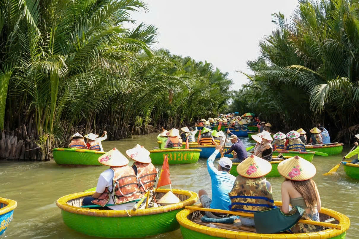 Day Tour | Coconut Basket boat, Hoi an by night with boat ride and night market - small group from Danang 