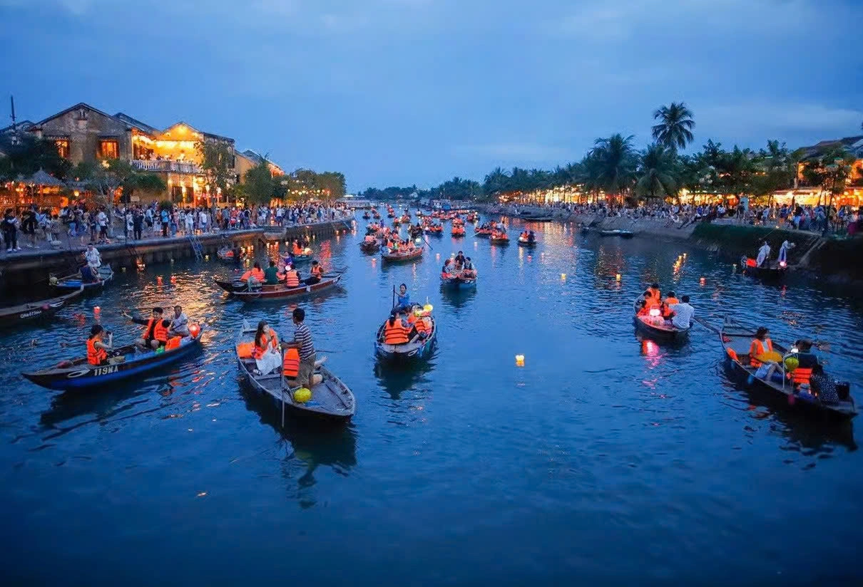 Day Tour | Coconut Basket boat, Hoi an by night with boat ride and night market - small group from Danang 
