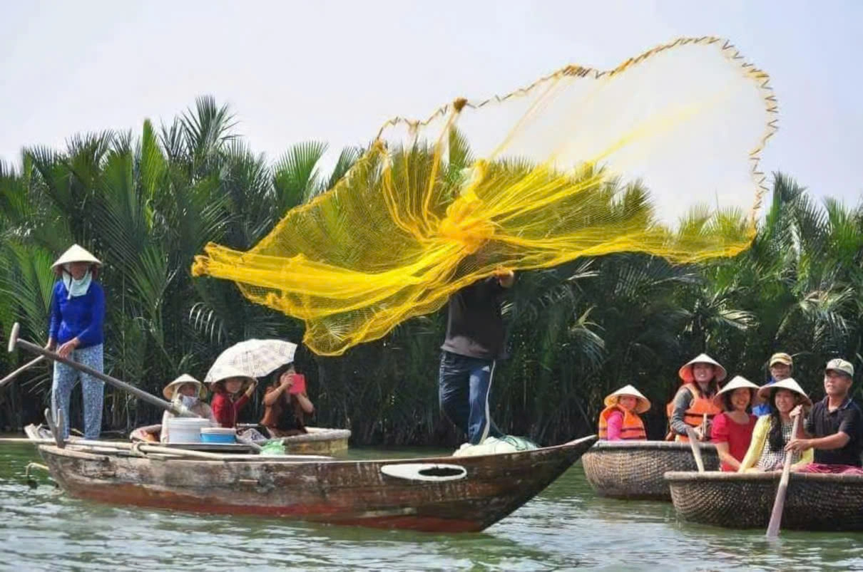 Day Tour | Coconut Basket boat, Hoi an by night with boat ride and night market - small group from Danang 