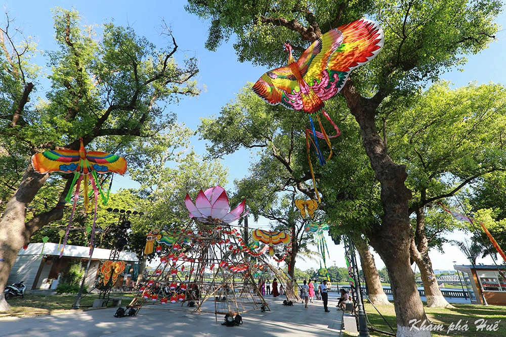 Hue Sightseeing and making kite tour | Private tour