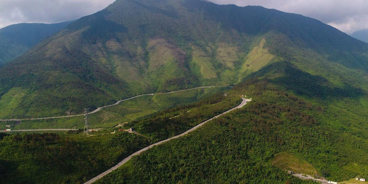 Conquer the scenic Deo Ngang pass
