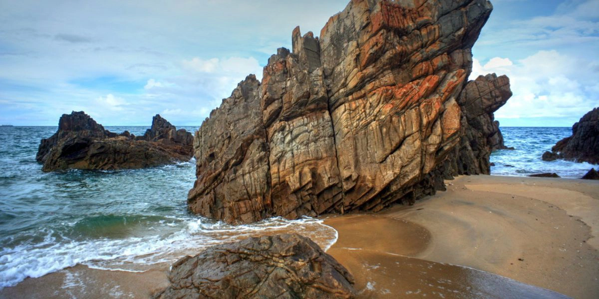 Da Nhay Beach features unique coastal rocks