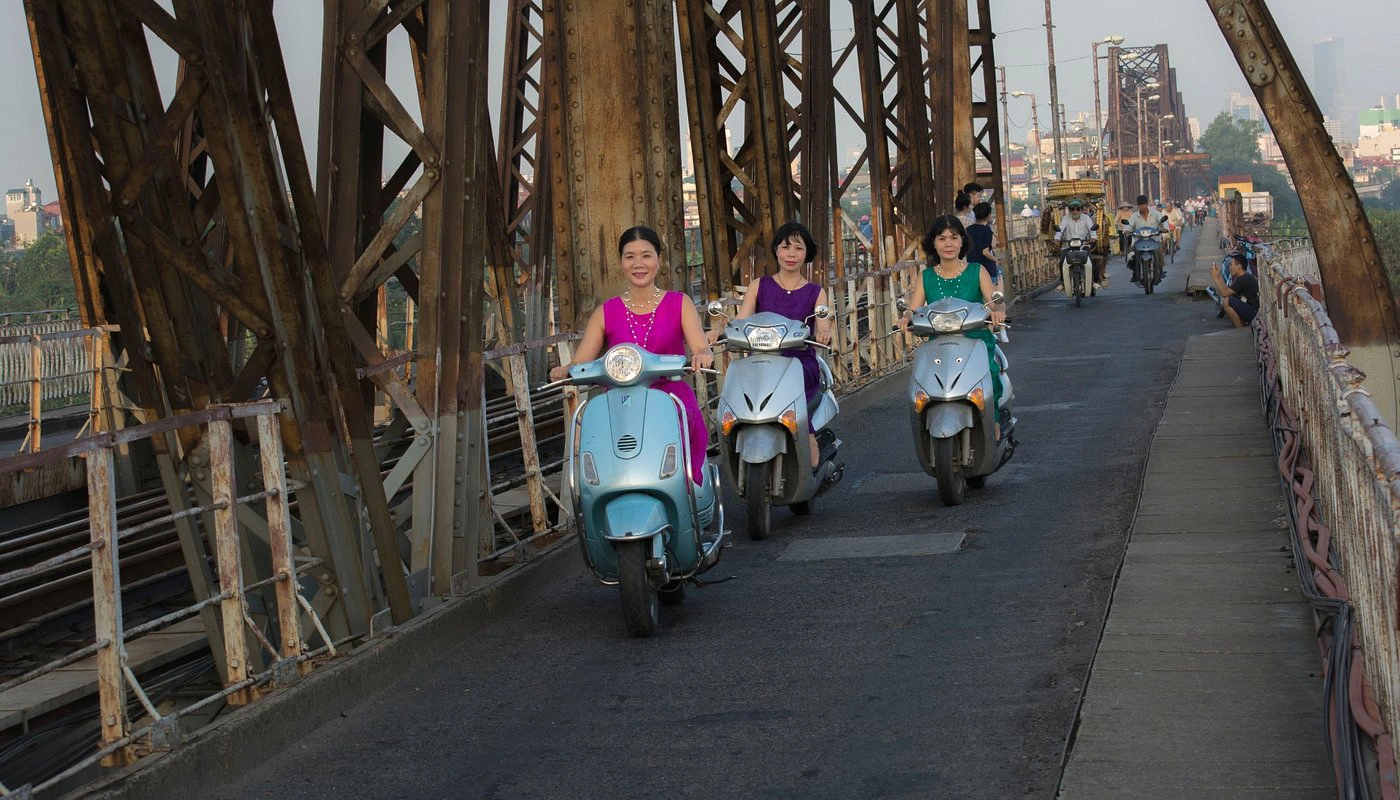 Eco Tour | Explore Ha Noi Sunset by E-Motorbike with Ao Dai Female Riders