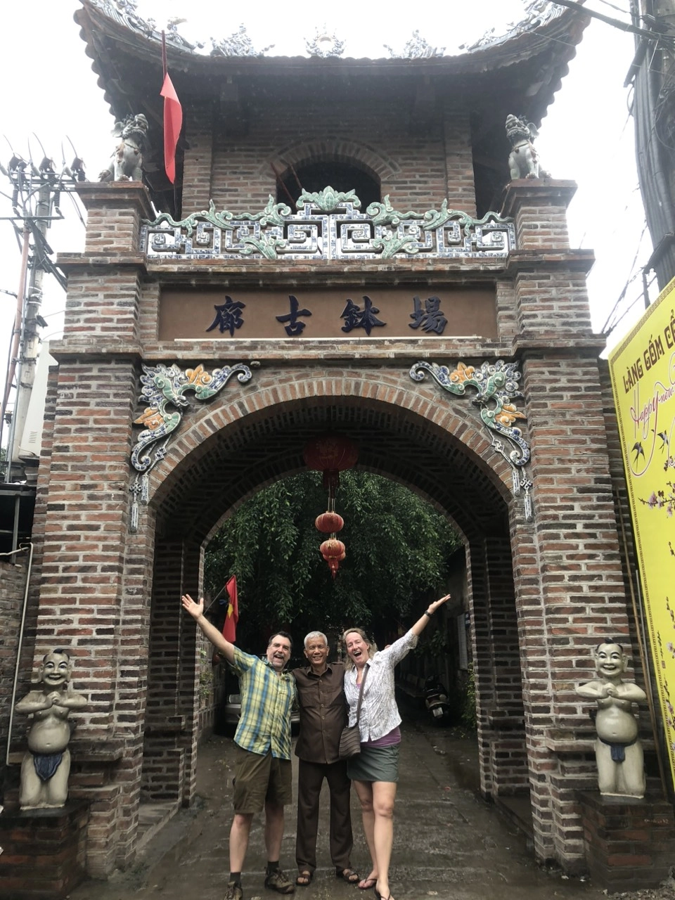 Hanoi Jeep Tour to Bat Trang Pottery Village & Ancient House