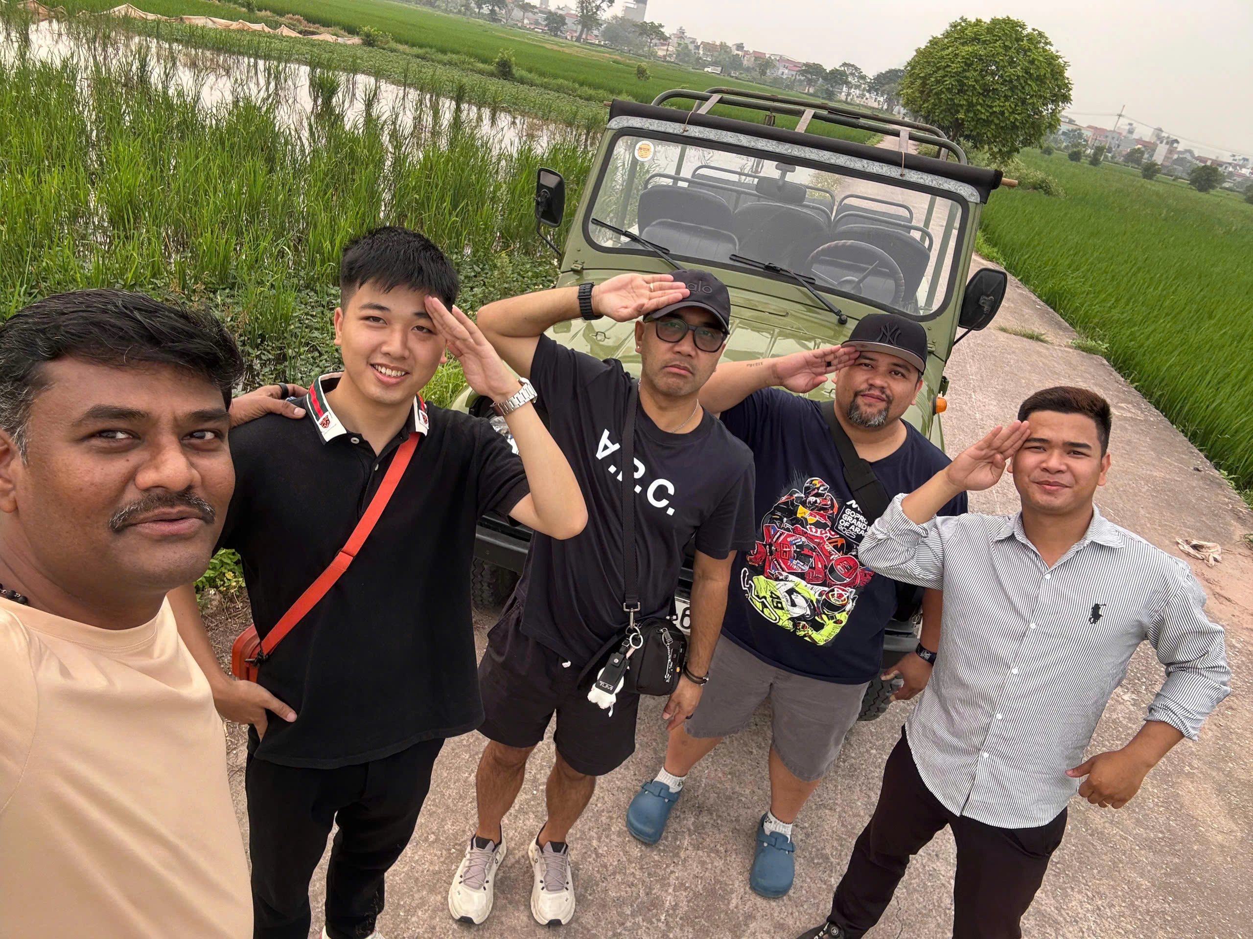 Hanoi Jeep Tour to Bat Trang Pottery Village & Ancient House