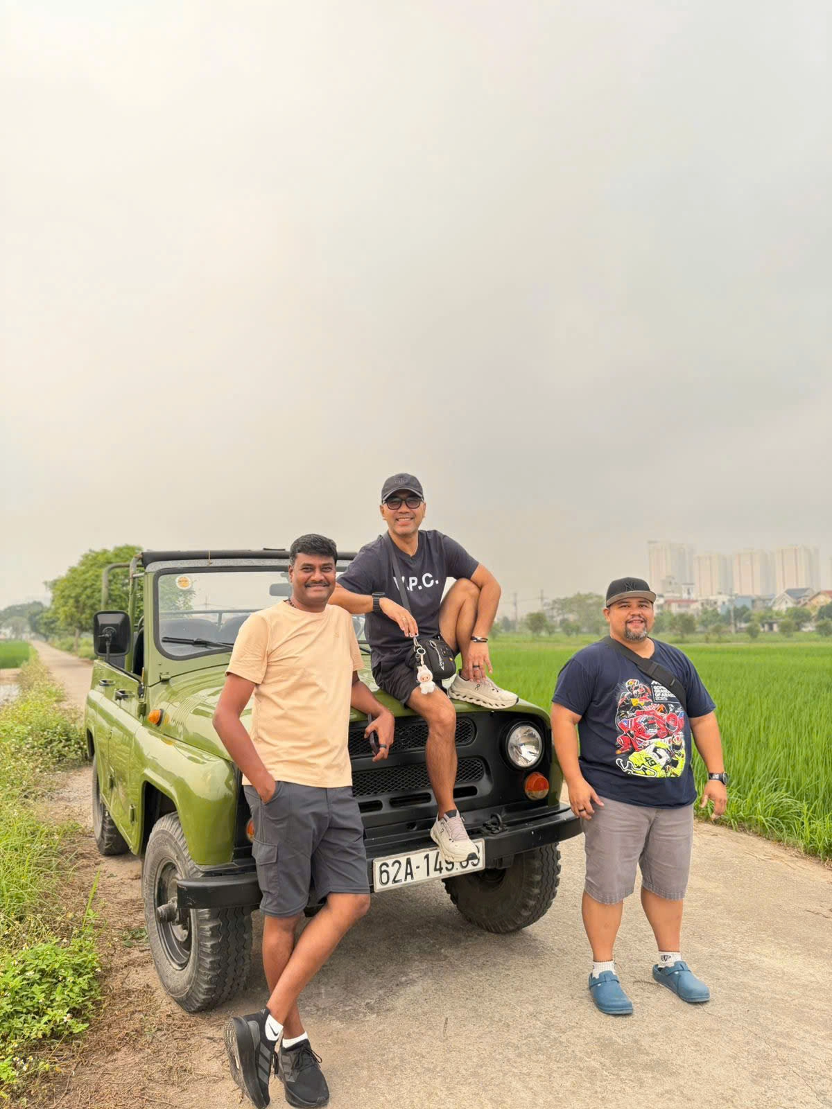 Hanoi Jeep Tour to Bat Trang Pottery Village & Ancient House