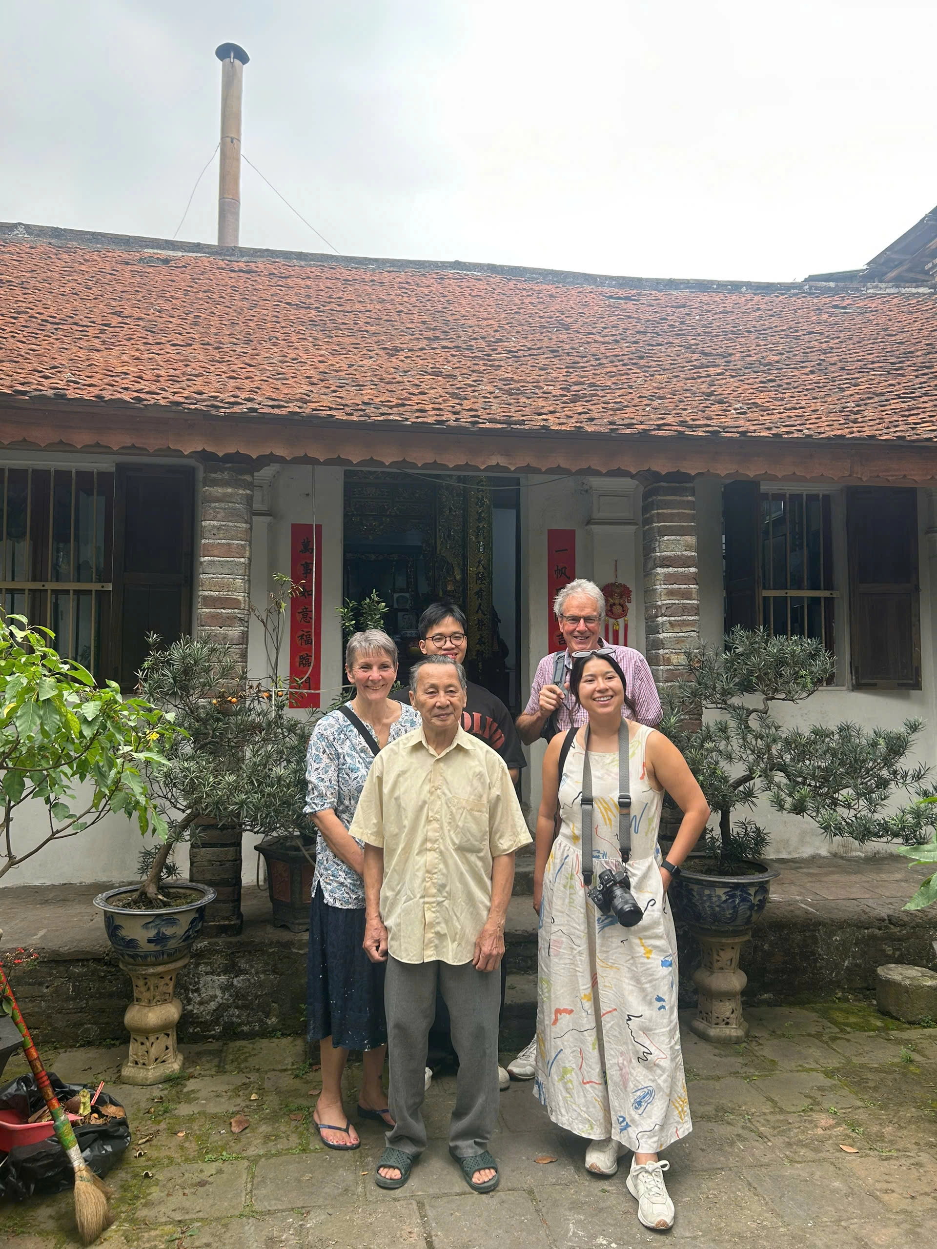 Hanoi Jeep Tour to Bat Trang Pottery Village & Ancient House
