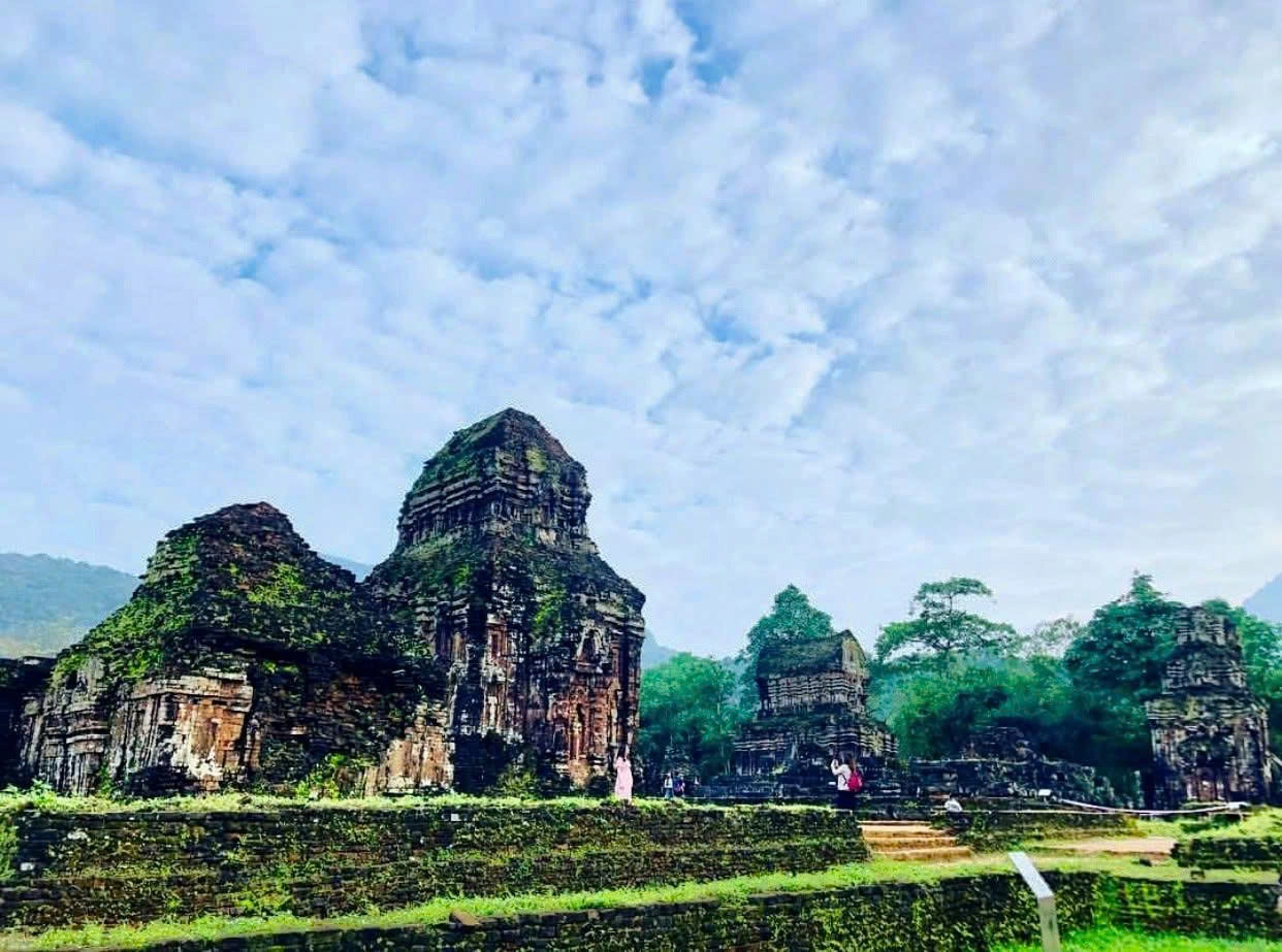 Hanoi Jeep Tour to Bat Trang Pottery Village & Ancient House