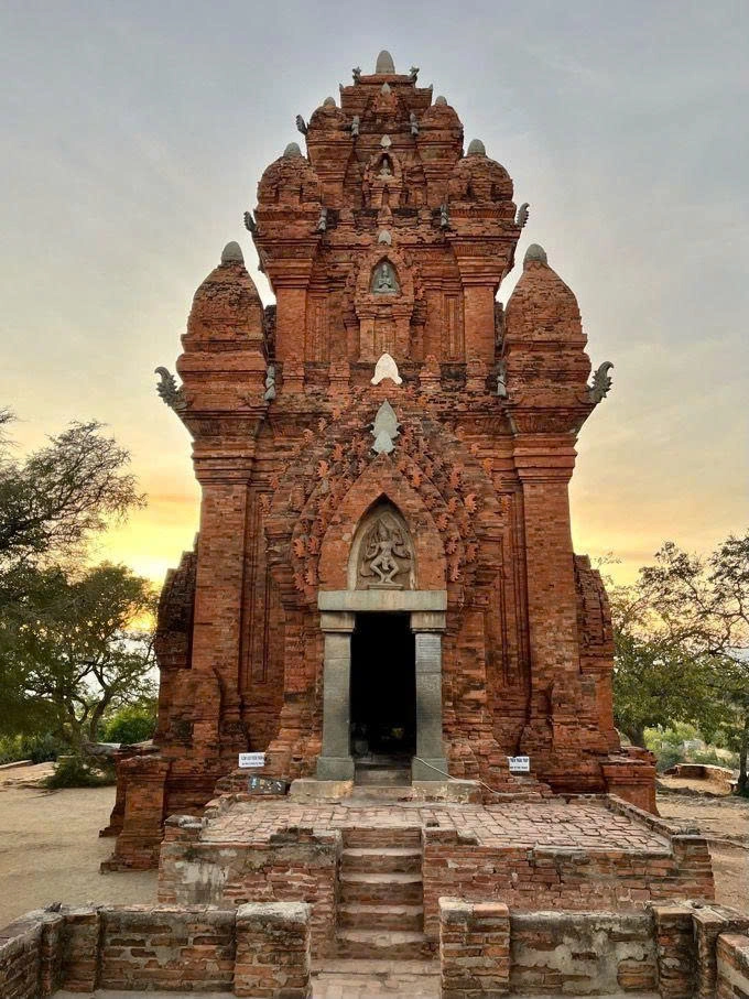 Hanoi Jeep Tour to Bat Trang Pottery Village & Ancient House
