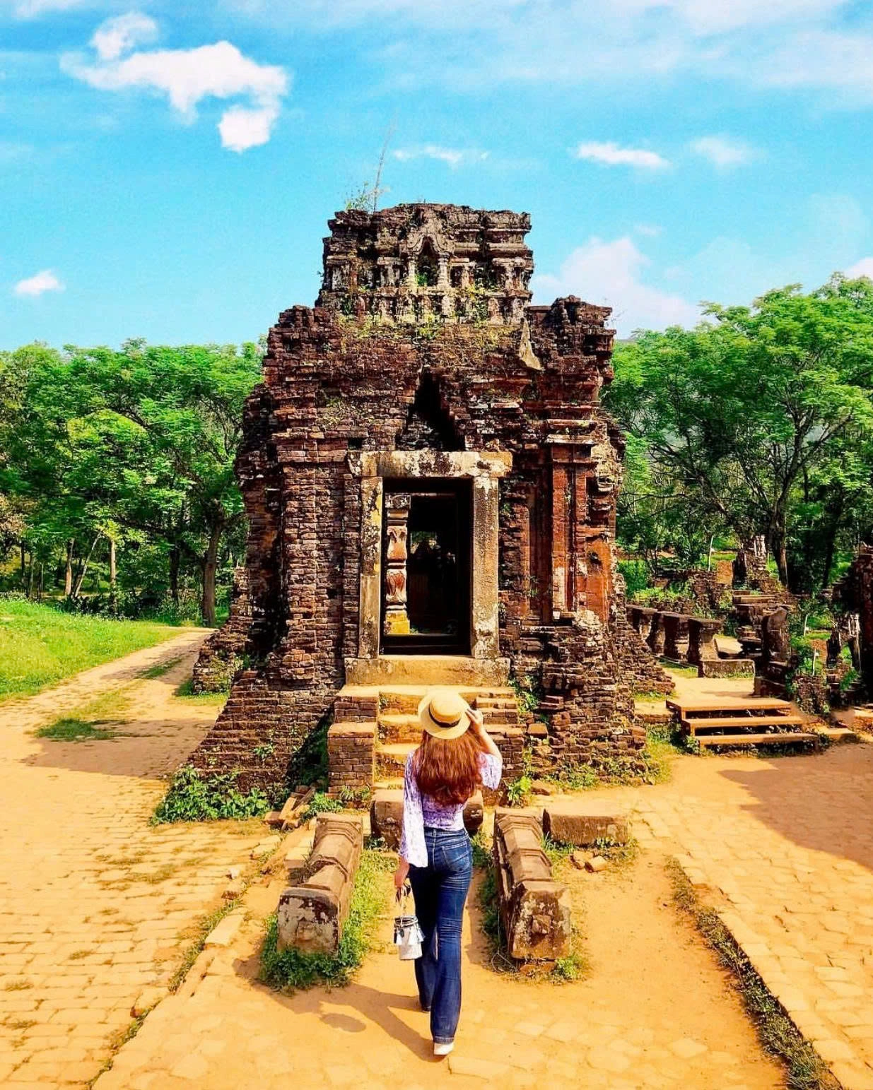 Hanoi Jeep Tour to Bat Trang Pottery Village & Ancient House