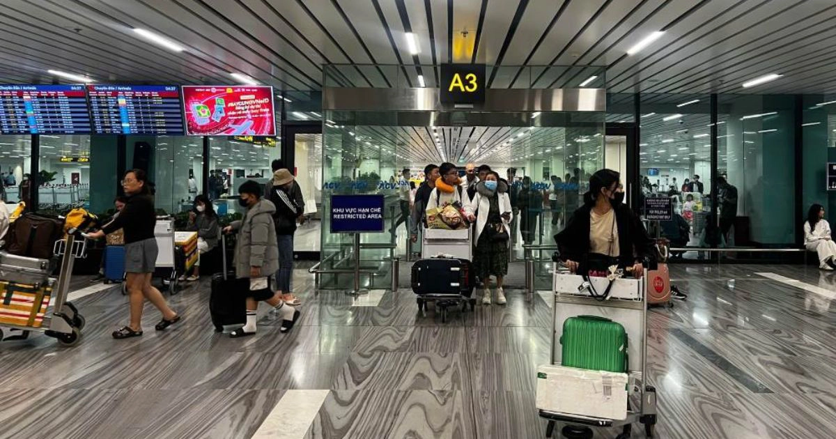 Tan Son Nhat airport busy terminal passenger arrival hall