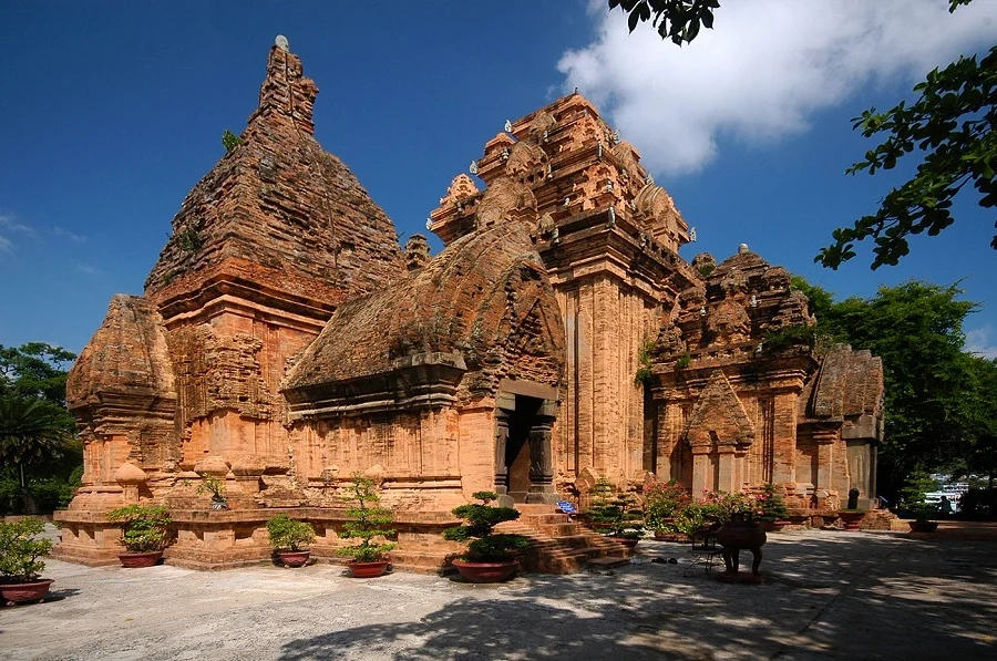 My Son Discovery Tour and Cruise Trip - Small group from Danang 