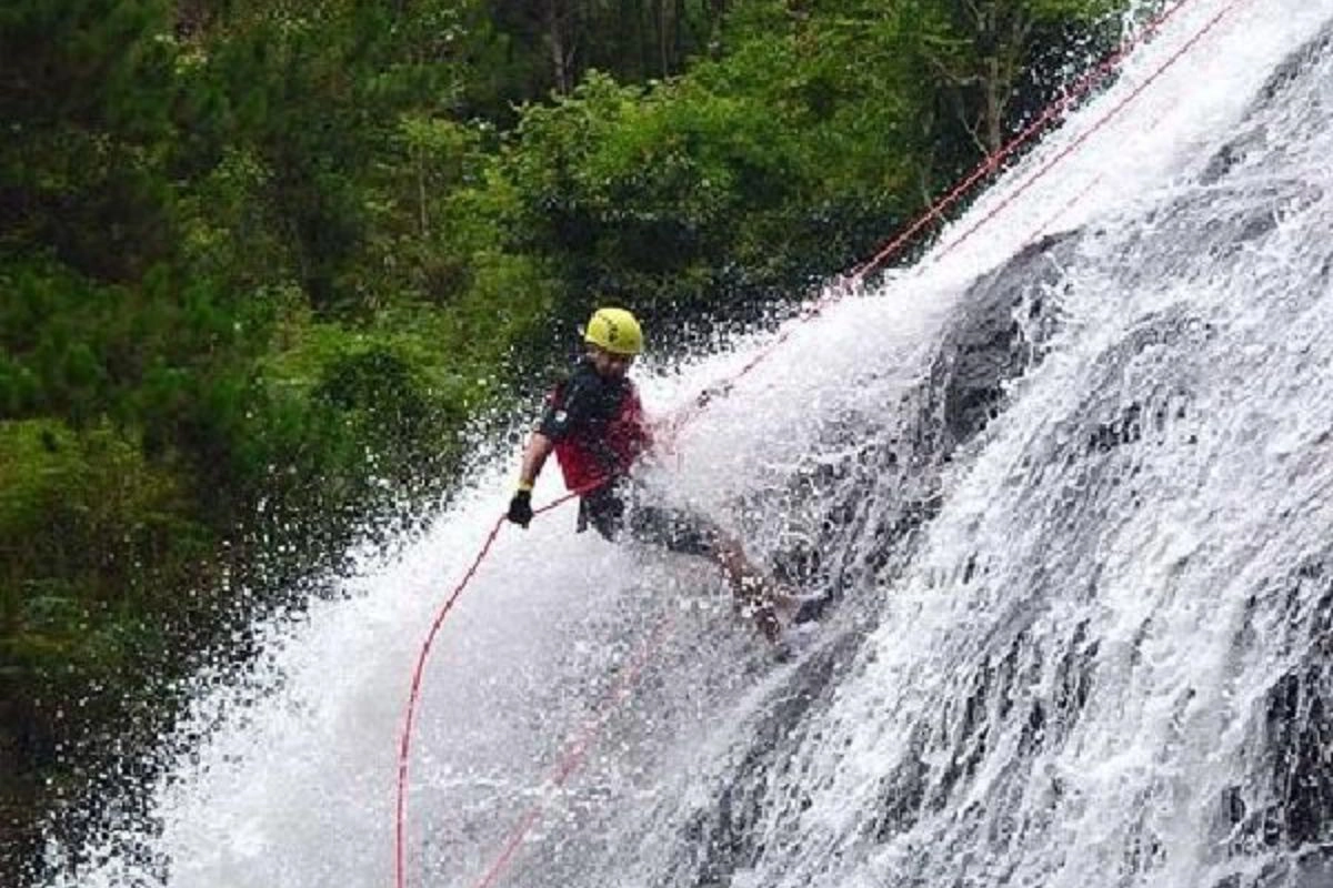 Cliff jumping and the Washing Machine bring the biggest thrills of the tour