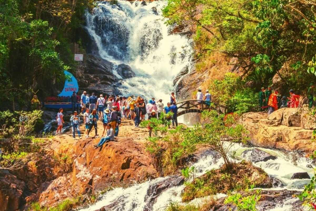 Datanla Waterfall blends adventure with stunning natural scenery